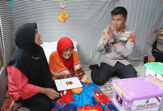 Di balik tragedi ini, terselip kisah pilu. Dua buah labu siam yang diambil MI rencananya akan dimasak untuk menu berbuka puasa sang ibu yang berusia 99 tahun. (Liputan6.com/Fira Syahrin)