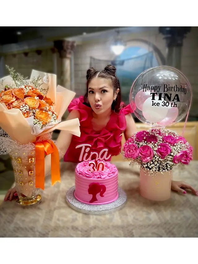 6 Potret Tina Toon Rayakan Ultah ke-30 Bareng Suami, Tampil Bak Barbie