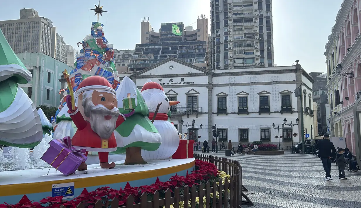 Tempat wisata Senado Square tetap sepi bahkan setelah pelonggaran pembatasan masuk COVID di Makau pada 28 Desember 2022.  Hanya beberapa turis yang melintasi paving hitam putih bergelombang di Senado Square yang bersejarah di Makau pada hari kerja baru-baru ini dan banyak toko tutup. (AP Photo/Kanis Leung)