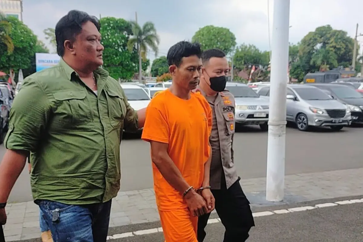 Ridwan, tersangka pembunuh seorang wanita bernama Siska yang tak lain merupakan kekasihnya sendiri di Bandar Lampung diringkus polisi. (Liputan6.com/Ardi).