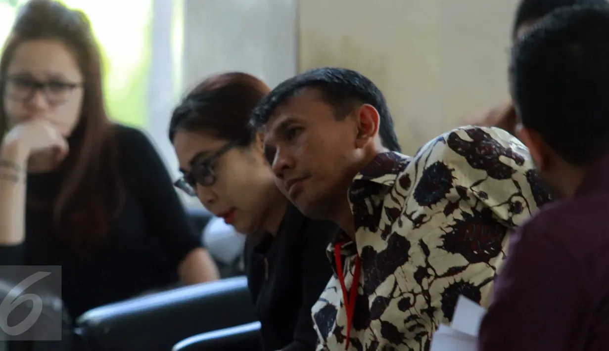 Gatot Pujo Nugroho Menunggu di dalam Gedung Komisi Pemberantasan Korupsi (KPK), Jakarta, Rabu (22/7/2015). Penyidik KPK akan memintai keterangannya sebagai saksi dalam kasus dugaan suap kepada hakim dan panitera PTUN Medan.(Liputan6.com/Helmi Afandi) 