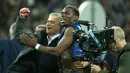 Jose Mourinho dengan Paul Pogba merayakan kemenangan Manchester United atas Ajax Amsterdam pada final Liga Europa di Friends Arena pada 24 Mei 2017. MU menang 2-0 atas Ajax berkat gol Pogba dan Henrikh Mkhitaryan. (AFP Photo/Soren Andersson)