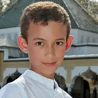 Putra Mahkota Maroko Moulay Hassan usia 12 tahun sangat tak suka dengan tradisi cium tangan. Kenapa ya?