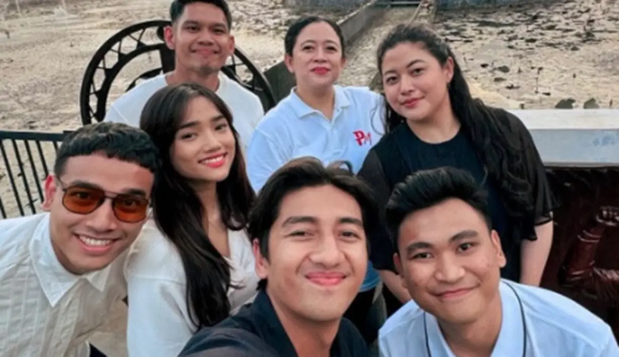 Cantiknya Fuji mengenakan atasan berwarna putih saat acara bersama Puan Maharani di Malang. Fuji memadukan penampilannya dengan celana panjang dan sneakers yang sama-sama berwarna putih. [Foto: Instagram/fuji_an]