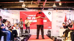 Atlet Esport Indonesia, Alan Raynold Kumaseh saat mengenakan jersey terbaru Tim Indonesia untuk Asian Games 2022 Hangzhou di Kantor NOC Indonesia Lantai 16, Gedung FX Senayan, Jakarta, Sabtu (09/09/2023). Warna merah dipilih untuk melambangkan bendera Indonesia. warna tersebut diartikan sebagai keberanian. (Bola.com/Bagaskara Lazuardi)