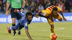 Pemain Barcelona Neymar (kanan) berebut bola dengan pemain Getafe Damian Suarez dalam lanjutan La Liga Spanyol di Stadion Coliseum Alfonso Perez,  Getafe, Madrid, Sabtu (31/10/2015) Barcelona menang 2-0. ( EPA/Juan Carlos Hidalgo)
