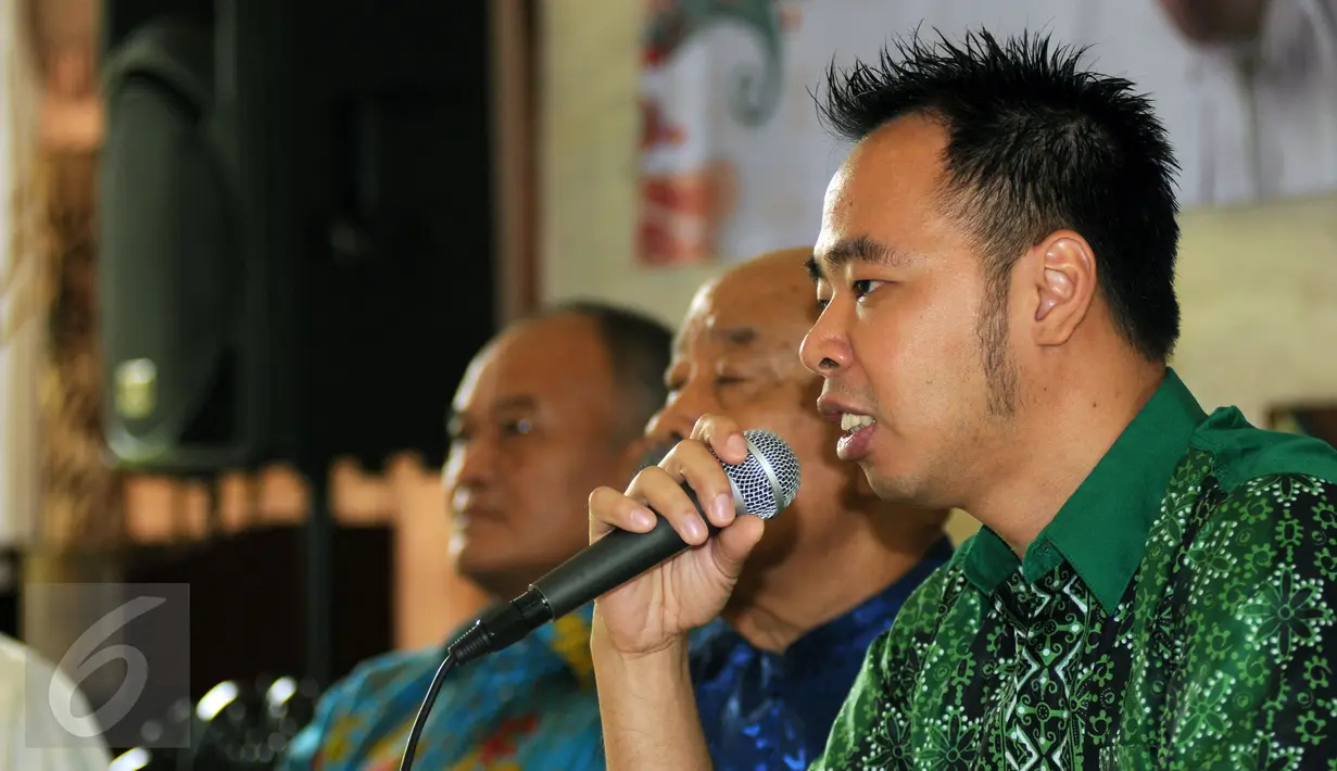 Sekjen PB WI, Iwan Kwok (kanan) memberikan keterangan terkait pelaksanaan Kejuaraan Dunia Wushu ke-XIII di Jakarta, Kamis (5/11/2015). Panitia pelaksana berharap ajang ini meraih sukses penyelenggaraan maupun prestasi. (Liputan6.com/Helmi Fithriansyah)
