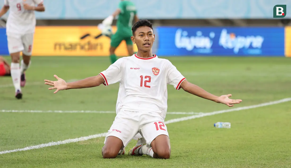 <p>Pemain Timnas Indonesia U-16, Daniel Alfrido, melakukan selebrasi setelah mencetak gol ke gawang Vietnam pada laga perebutan tempat ketiga Piala AFF U-16 2024 di Stadion Manahan, Solo, Jawa Tengah, Rabu (7/3/2024). (Bola.com/Abdul Aziz)</p>