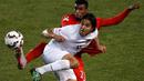 Pemain Bolivia, Marcelo Martins (depan), berebut bola dengan Carlos Ascues. (REUTERS/Carlos Garcia Rawlins)