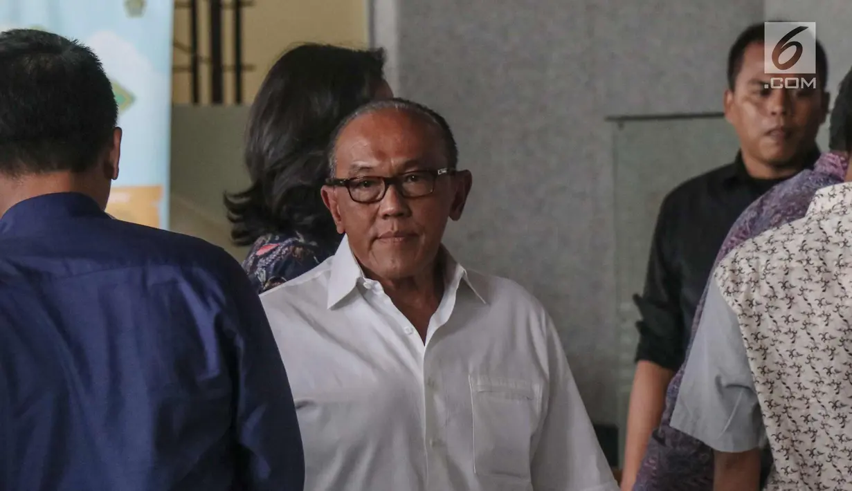 Ketua Dewan Pembina Partai Golkar Aburizal Bakrie berada di gedung KPK untuk menjalani pemeriksaan, Jakarta, Kamis (16/11). Aburizal Bakrie diperiksa KPK sebagai saksi dugaan korupsi e-KTP dengan tersangka Setya Novanto. (Liputan6.com/Faizal Fanani)