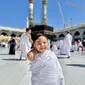 Ini dia potret Gala Sky yang terlihat gemas menggunakan baju ihram saat berada di depan Ka'bah [instagram/galaasky]