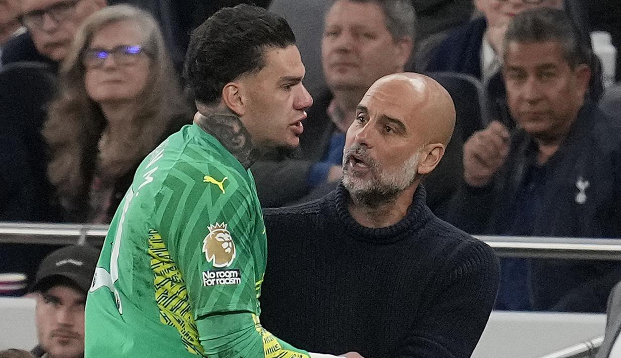 Namun, Keputusan tersebut mendapatkan respons yang berbeda dari Ederson. Kiper 30 tahun itu sempat beradu argumen dengan Pep Guardiola lalu menendang botol saat berjalan ke arah bangku cadangan tim. (AP Photo/Kin Cheung)