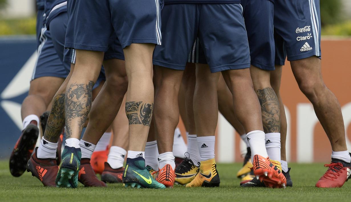 Deretan tato pemain Argentina saat berlatih jelang laga kualifikasi Piala Dunia 2018 di Ezeiza, Buenos Aires, (3/10/2017).  Argentina akan melawan Peru pada 6 oktober 2017. (AFP/Juan Mabromata)