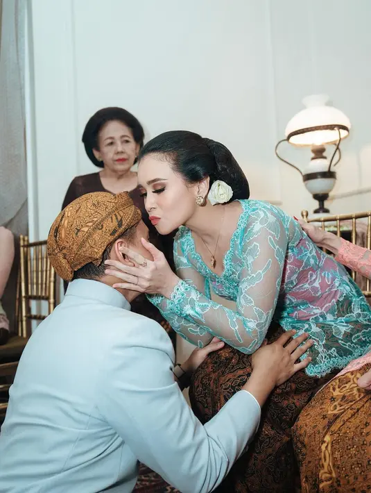 Setelah sang adik sungkem untuk meminta izin, Ayushita tampak membalasnya dengan ciuman dikening sebagai bentuk sayangnya pada adik. [Instagram/ayushita]