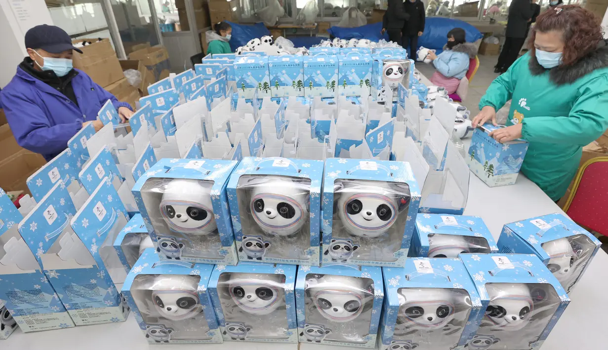 Karyawan mengerjakan boneka  maskot Olimpiade Musim Dingin Beijing 2022 Bing Dwen Dwen di salah satu pabrik di Nantong, Jiangsu Timur, China (8/2/2022). (AFP Photo/STR)