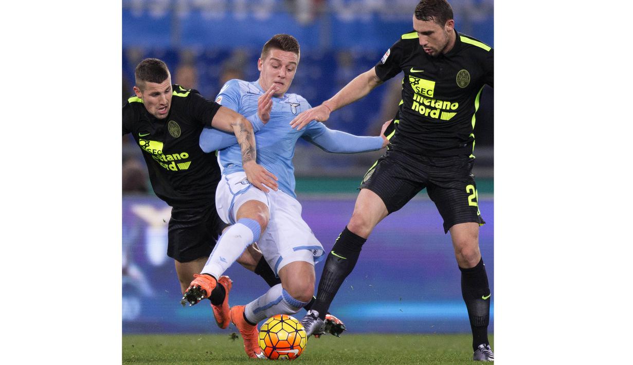 Pemain  Lazio, Sergej Milinkovic-Savic (tengah) mencoba keluar dari tekanan para pemain Hellas Verona pada lanjutan Liga Italia Serie A di Stadion Olimpico, Roma, Italia, Jumat(12/2/2016) dini hari WIB. (EPA/Claudio Peri)