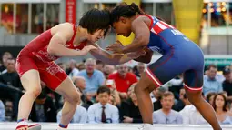 Yuki Irie dari Jepang saat bertarung dengan Victoria Anthony asal AS saat pertandingan gulat "Beat the Streets" di New York Times Square, (17/5). (AP Photo/Kathy Willens)