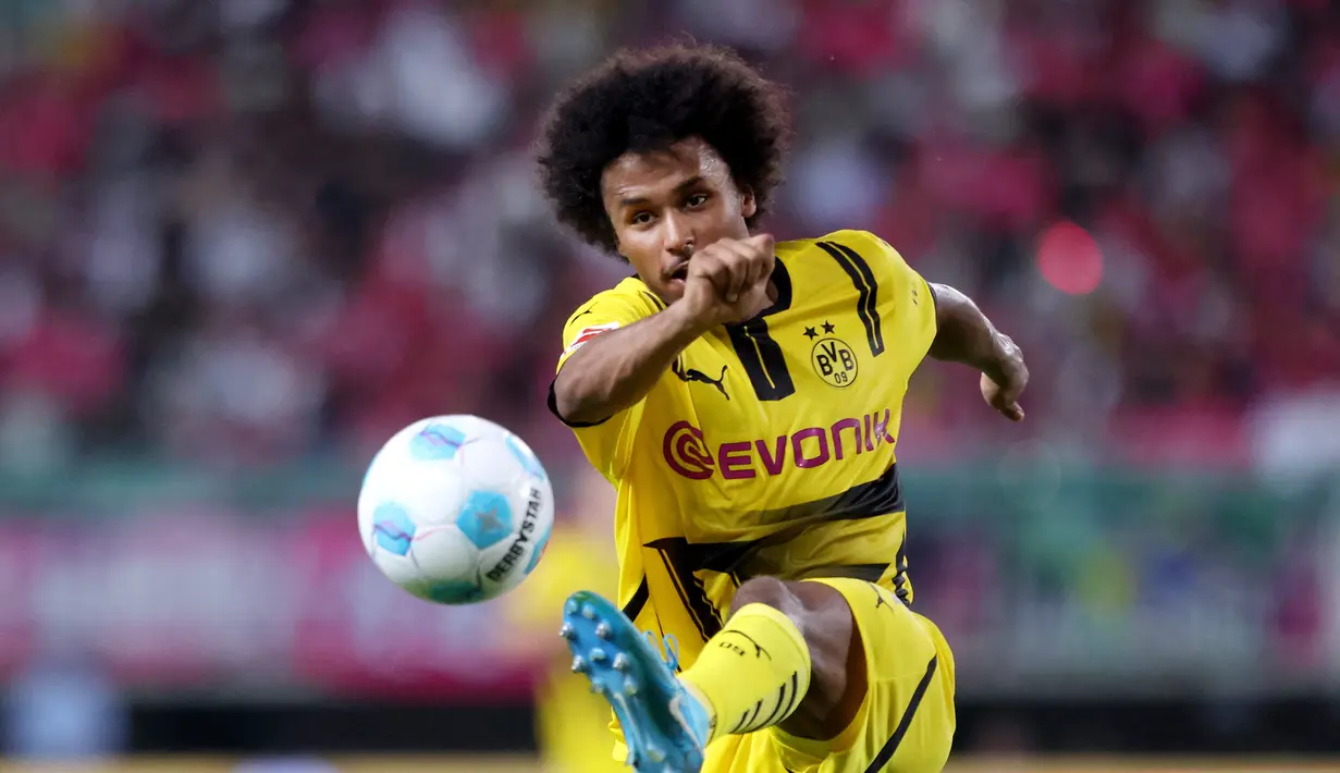 Liverpool sempat tertarik pada Karim Adeyemi sebelum ia pindah ke Borussia Dortmund. Adeyemi memiliki banyak pengalaman untuk pemain berusia 22 tahun. Liverpool bisa mengembangkan Adeyemi menjadi salah satu pemain sayap yang paling ditakuti di Premier League. (PAUL MILLER / AFP)