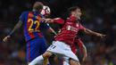 Bek Barcelona, Aleix Vidal, duel udara dengan penyerang Alaves, Ibai Gomez. Meski kalah, namun penguasaan bola dari La Blaugrana mencapai 73 persen. (AFP/Lluis Gene)