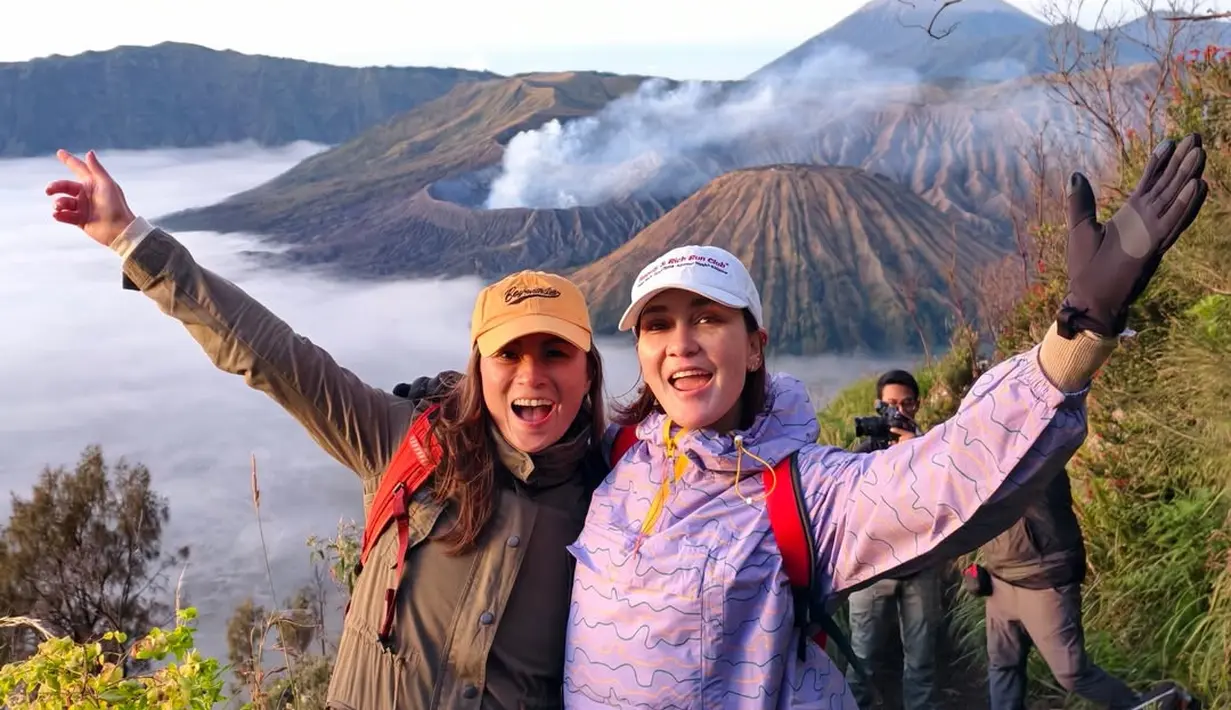 Pada momen sunrise trekking, Luna tampil standout mengenakan outer windbreaker oversized warna lilac bermotif abstrak yang memberi sentuhan playful di tengah nuansa earthy pegunungan.  [@lunamaya].