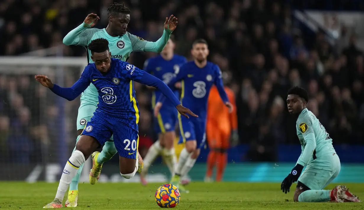 Pemain Chelsea Callum Hudson-Odoi (kiri) berebut bola dengan pemain Brighton Yves Bissouma pada pertandingan sepak bola Liga Inggris di Stadion Stamford Bridge, London, Inggris, 29 Desember 2021. Pertandingan berakhir 1-1. (AP Photo/Alastair Grant)
