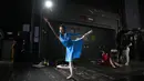 Elina Nasyrova dari Rusia melakukan pemanasan di belakang panggung sebelum tampil pada Kompetisi Balet Internasional XIV di New Stage of the Bolshoi Theater, Moskow, Rusia, 8 Juni 2022. (AP Photo/Alexander Zemlanichenko)