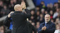 Pelatih anyar Everton, Sean Dyche menyapa para fans sebelum dimulainya laga pekan ke-22 Liga Inggris 2022/2023 menghadapi Arsenal di Goodison Park, Liverpool, Sabtu (4/2/2023) malam WIB. (AP Photo/Jon Super)