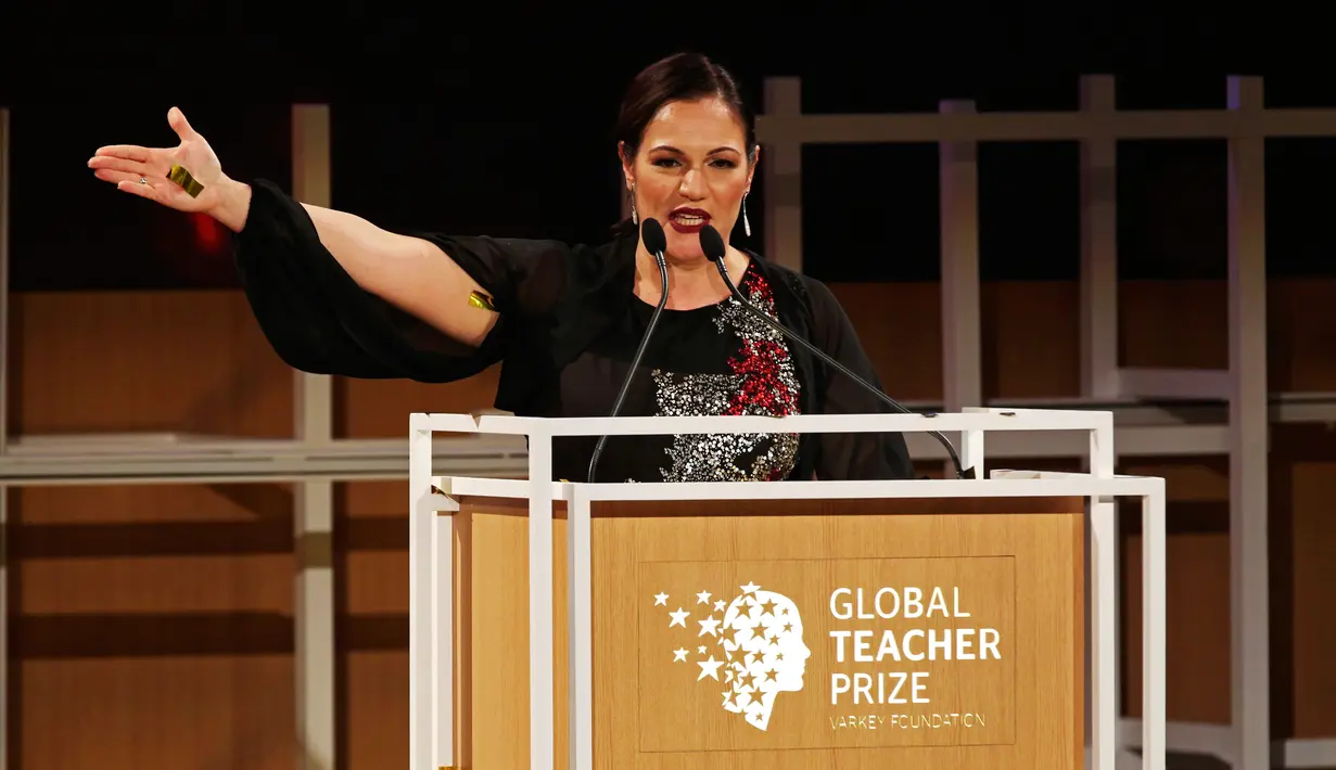 Andria Zafirakou memberikan pidato setelah memenangkan Penghargaan Guru Terbaik Dunia pada acara penganugerahan di Dubai, Minggu (18/3). Andria Zafirakou adalah guru seni dan tekstil yang masuk dalam persaingan 10 besar sebelum terpilih. (AP/Jon Gambrell)