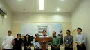 Kepala Barekraf, Triawan Munaf (tengah) memberikan keterangan terkait revisi logo dan maskot Asian Games 2018 di Kemenpora, Jakarta, Rabu (6/1/2016). Diperlukan waktu sekitar tiga bulan untuk melakukan revisi tersebut. (Liputan6.com/Helmi Fithriansyah)