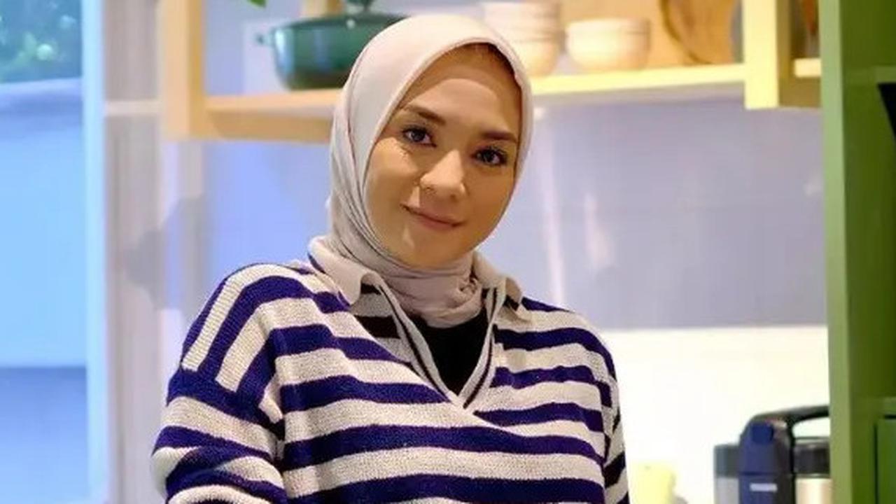 Poret Dapur Rumah Enno Lerian Model Minimalis dengan Nuansa Hijau yang Menyegarkan dan Menarik Perhatian
