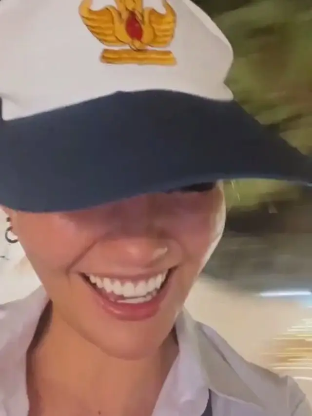 Agnez Mo dalam balutan seragam SMP. (Foto: tiktok/agnezmo)