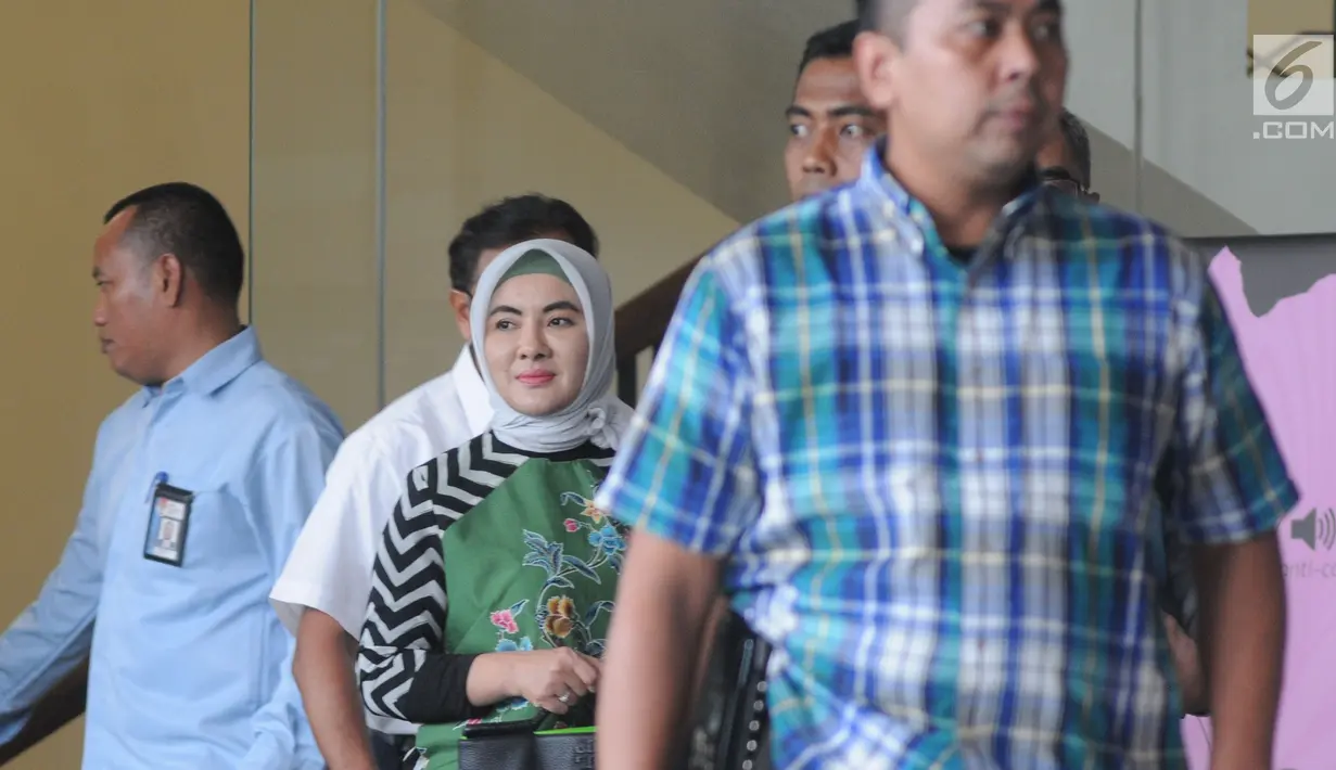 Ekspresi Dirut Pertamina Nicke Widyawati (tengah) usai menjalani pemeriksaan oleh penyidik di Gedung KPK, Jakarta, Senin (10/6/2019). Nicke diperiksa sebagai saksi untuk tersangka mantan Dirut PLN Sofyan Basir terkait kasus dugaan suap proyek pembangunan PLTU Riau-1. (merdeka.com/Dwi Narwoko)