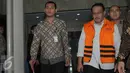 Direktur Keuangan PT Brantas Abipraya, Sudi Wantoko saat keluar dari gedung KPK usai menjalani pemeriksaan, Jakarta, Jumat (1/4). Sudi ditangkap bersama dua orang lainnya dalam Operasi Tangkap Tangan KPK. (Liputan6.com/Helmi Afandi) 