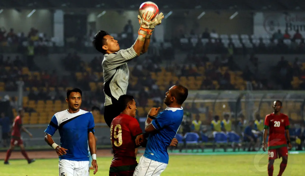 Penjaga gawang AFF All Star, Hassan Bin Abdullah Sunny, berhasil mengamankan bola dari TA Mushafry (Indonesia-19) saat berlaga di Stadion GBK Jakarta, (11/5/2014). (Liputan6.com/Helmi Fithriansyah)