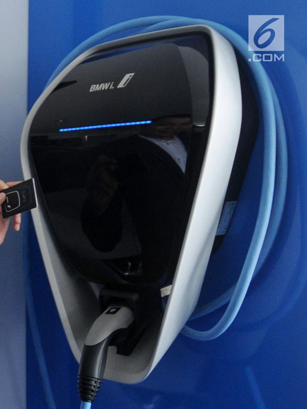Kartu pengaman cara pengisian ulang baterai kendaraan listrik BMW i8 dengan menggunakan BMW i Wallbox Plus di Tangerang Selatan, Banten, Kamis (26/10). (Liputan6.com/Pool/BMW)