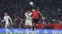 Jarell Quansah (Inggris) berduel udara dengan Myrto Uzuni (Albania) dalam laga kualifikasi Piala Dunia 2026 Grup K di Arena Kombetare, 17 November 2025. (AP Photo/Vlasov Sulaj)