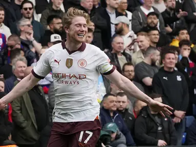 Manchester City sukses memetik tiga poin penuh berkat kemenangan 4-2 saat bertandang ke markas Crystal Palace pada laga pekan ke-32 Premier League 2023/2024, Sabtu (6/4/2024) malam WIB. Kevin De Bruyne yang telah puasa gol dalam 8 laga, tampil menjadi inspirator kemenangan The Citizens yang sempat tertinggal lebih dahulu lewat gol cepat Jean-Philippe Mateta pada menit ke-4. Dua gol dicetak Kevin De Bruyne pada menit ke-13 dan 70, sementara dua gol lagi dihasilkan Rico Lewis (47') dan Erling Haaland (66'). Tuan rumah Crystal Palace hanya mampu menambah satu gol lewat Odsonne Edouard (86'). (AP Photo/Frank Augstein)