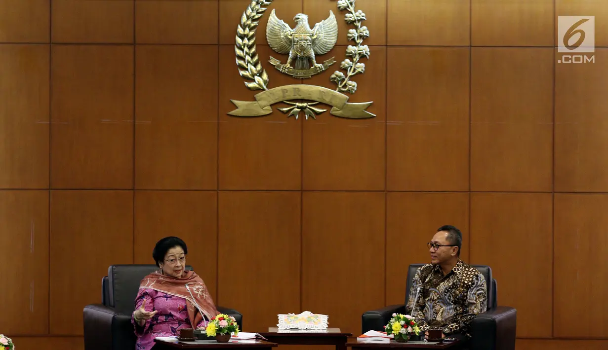 Ketua MPR Zulkifli Hasan bersama Ketua Dewan Pengarah Badan Pembinaan Ideologi Pancasila (BPIP) Megawati Soekarnoputri saat menghadiri acara Silaturahmi UKP PIP/BPIP dengan MPR RI di Senayan, Jakarta, Rabu (14/3). (Liputan6.com/JohanTallo)