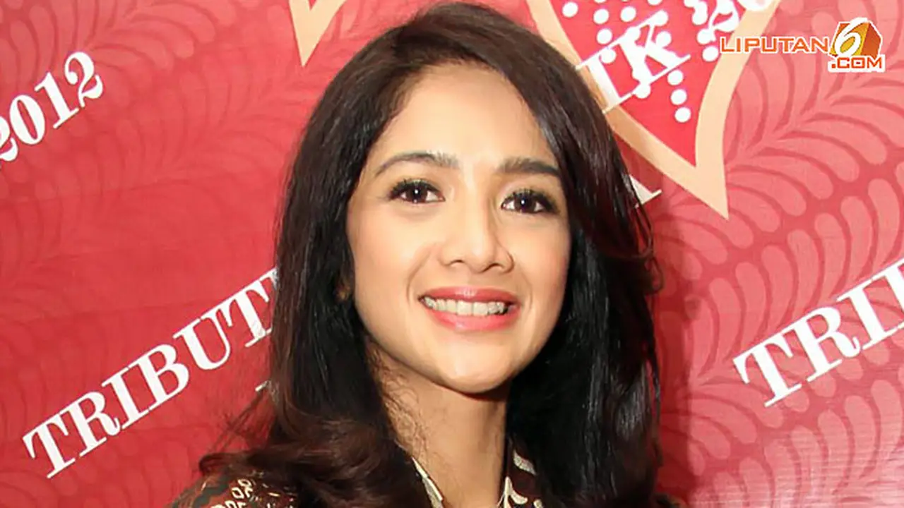astri-nurdin-senyum-130116b.jpg