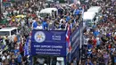 Manajer Leicester, Claudio Ranieri, bersama para pemainnya diarak keliling Thailand usai meraih gelar Liga Inggris musim 2015/2016. Tanpa pemain bintang, The Foxes musim lalu mampu mematahkan dominasi klub-klub besar. (EPA/Rungroj Yongrit)