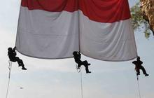FOTO: Rayakan HUT ke-78 Kemerdekaan RI, Pecinta Alam Bentangkan Bendera Merah Putih Raksasa di Gua Sigugula Bogor