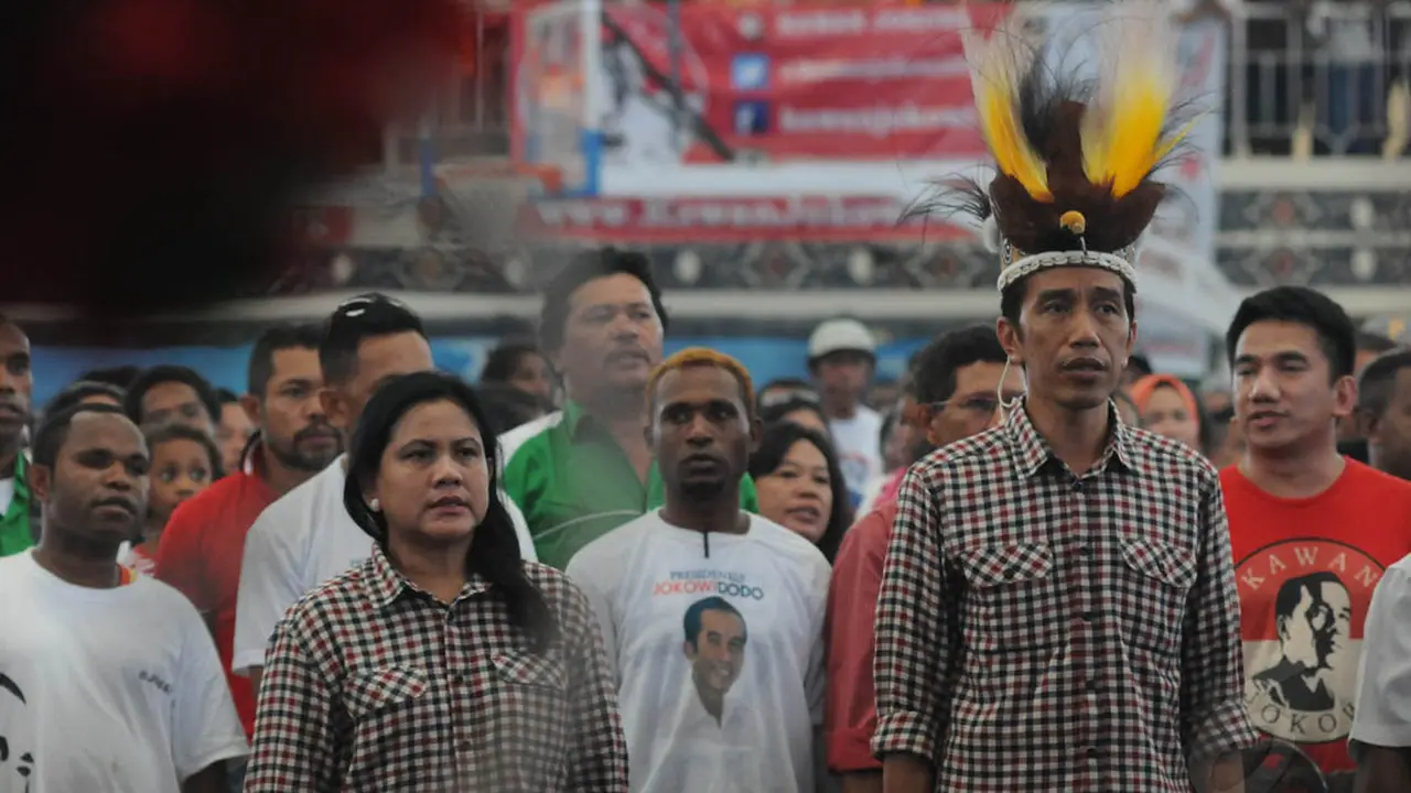 Hadiri Acara Deklarasi, Jokowi Dikalungi Noken Papua