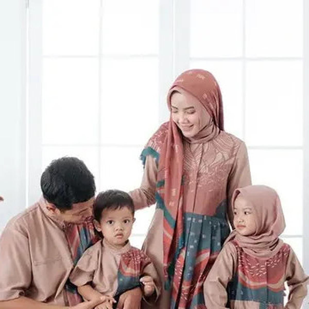 6 Inspirasi Model Baju Sarimbit Couple Keluarga, Tampil Serasi dan Elegan di Hari Raya Idul Adha 2025