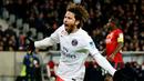 Maxwell - Bek kiri berkebangsaan Brasil ini memang bukanlah golongan pemain berlabel bintang. Namun faktanya dia merupakan sosok yang berhasil mengangkat banyak trofi bersama klub-klub besar Eropa.
Gantung sepatu pada pada 2017 lalu, Maxwell telah mengoleksi 37 trofi. (AFP/Denis Charlet)