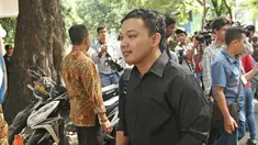 Anak Wali Kota Surabaya Tri Rismaharini, Fuad Bernardi tiba di kediaman Megawati di kawasan Menteng, Jakarta, Sabtu (14/10). PDI Perjuangan melakukan pertemuan tertutup membahas Pilkada Jawa Timur 2018. (Liputan6.com/Herman Zakharia)