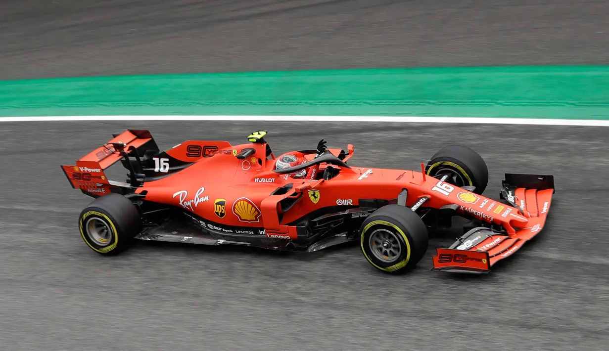 Pembalap Ferrari Charles Leclerc melambaikan tangan kepada para pendukungnya saat free practice 1 (FP1) F1 GP Italia di Sirkuit Monza, Jumat (6/9/2019). Charles Leclerc menjadi yang tercepat di FP1 F1 GP Italia dengan mencatatkan waktu 1 menit 27,905 detik. (AP Photo/Luca Bruno)