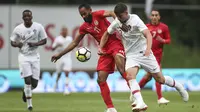 Pemain Tunisia, Saber Khalifa (tengah) berebut bola dengan pemain Portugal, Ruben Dias pada laga uji coba di Estadio Municipal de Braga, (28/5/2018) waktu setempat. Portugal dan Tunisia bermain imbang 2-2. (AP/Luis Vieira)
