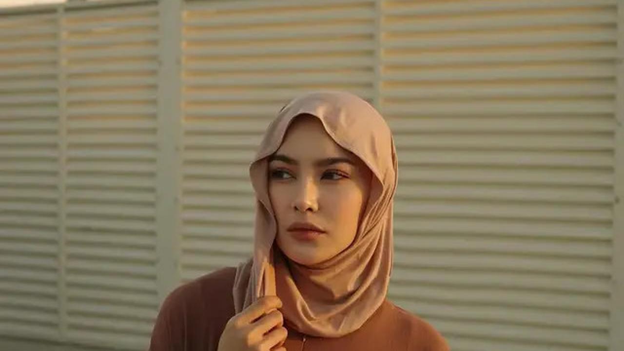 7 Potret Mahalini dengan Hijab Meleyot, Inspirasi Gaya Kerudung 2025 yang Stylish