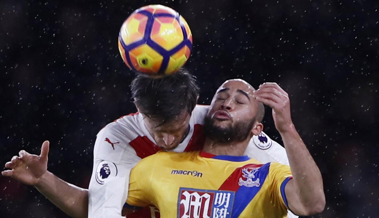 Bek Arsenal, Nacho Monreal, duel udara dengan gelandang Crystal Palace, Andros Townsend. Bermain di kandang, The Gunners lebih menguasai jalannya laga dengan penguasaan bola mencapai 64 persen. (Reuters/Stefan Wermuth)