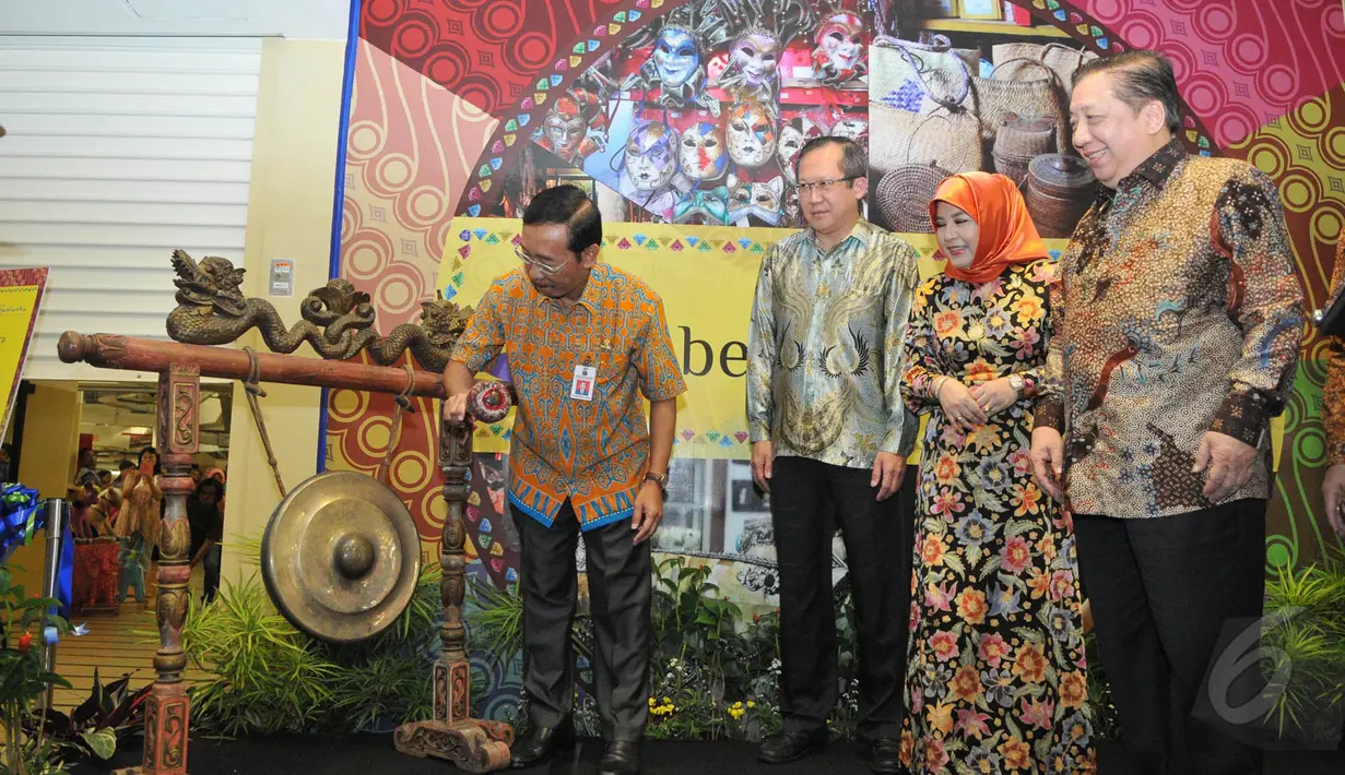 Walikota Jakarta Selatan Syamsudin Noor memukul gong saat meresmikan Beranda Nusantara di Mall Kota Kasablanka, Jakarta (22/5/2015). Sebanyak 68 pelaku UKM dan 32 PKL di Jakarta Selatan akan direlokasi ke Mal Kasablanka (Liputan6.com/Herman Zakharia)